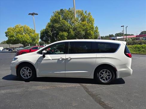 Used 2023 Chrysler Pacifica Touring-L FWD image 6