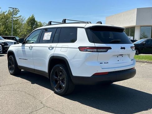 Used 2023 Jeep Grand Cherokee L Limited w/ Black Appearance Package AWD/4WD image 4