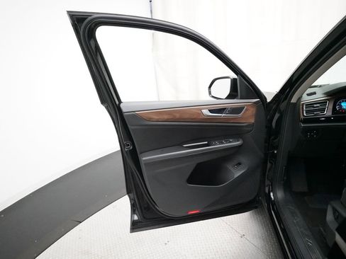 Used 2024 Volkswagen Atlas SE AWD/4WD image 29
