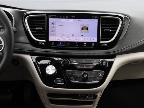 Used 2023 Chrysler Pacifica Touring-L FWD image 16