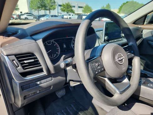 Used 2023 Nissan Rogue SV AWD/4WD image 10