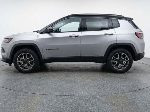 Used 2025 Jeep Compass Trailhawk AWD/4WD image 5