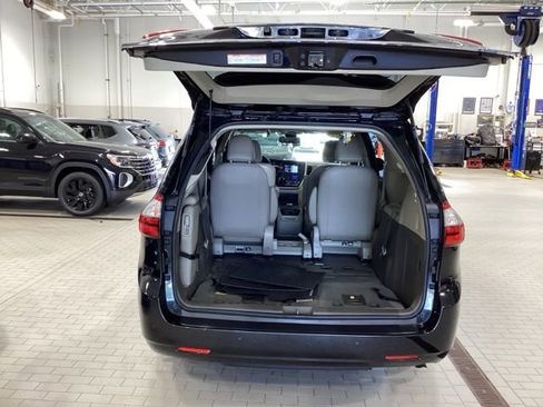 Used 2020 Toyota Sienna XLE w/ XLE Navigation Package FWD image 14