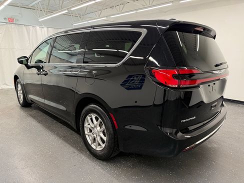 Used 2025 Chrysler Pacifica Select FWD image 3