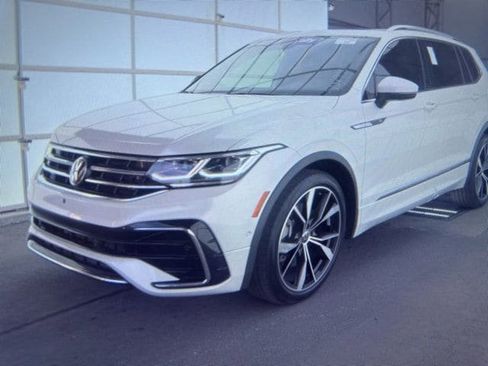 Used 2024 Volkswagen Tiguan SEL R-Line AWD/4WD image 2