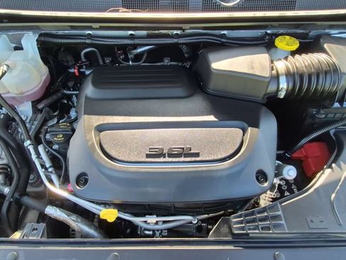 Used 2024 Chrysler Pacifica Touring-L FWD image 37