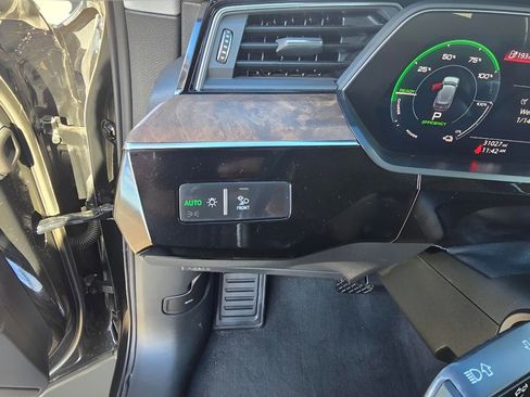 Used 2020 Audi e-tron Premium Plus image 18