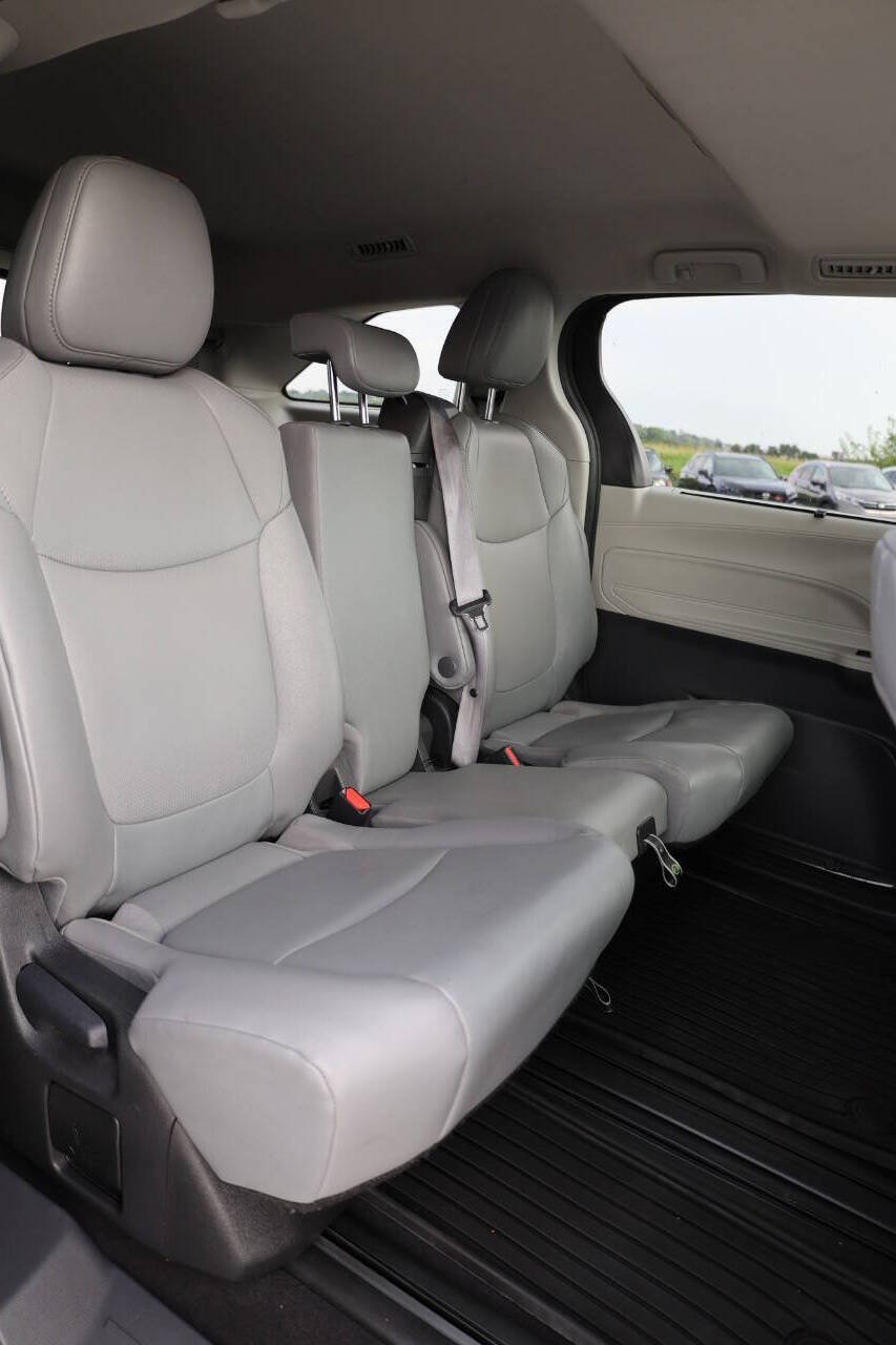 Used 2023 Toyota Sienna XLE FWD image 16