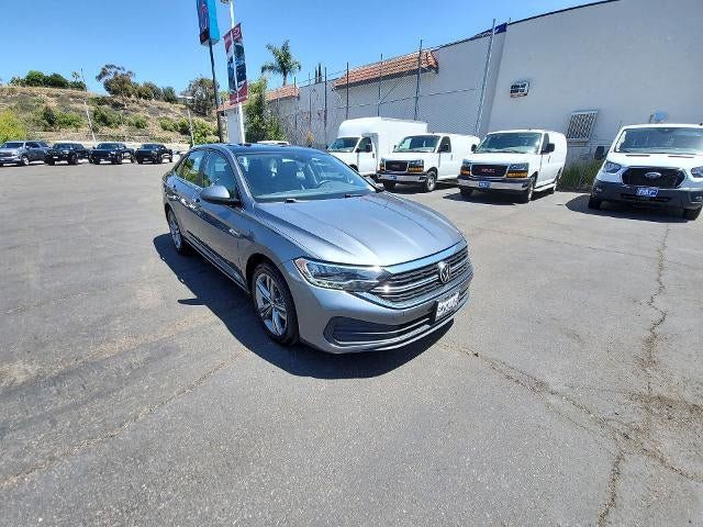 Used 2024 Volkswagen Jetta SE FWD image 2
