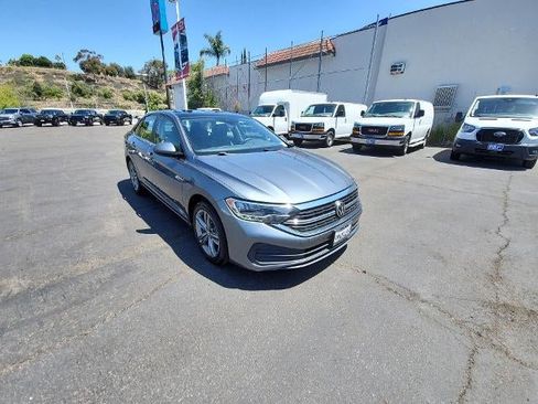 Used 2024 Volkswagen Jetta SE FWD image 2