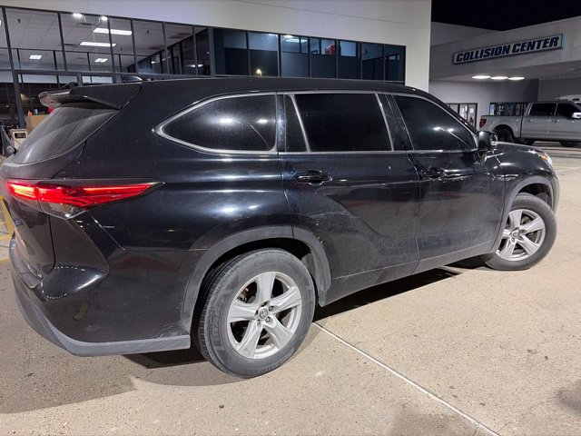 Used 2021 Toyota Highlander LE FWD image 9