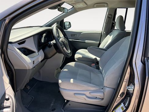 Used 2020 Toyota Sienna L w/ Carpet Mat Package image 9