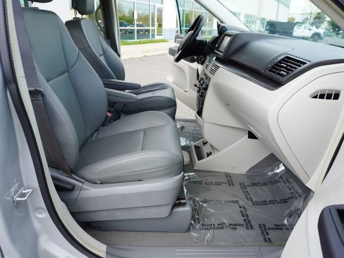 Used 2012 Volkswagen Routan SE image 10