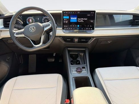 Used 2025 Volkswagen Tiguan SE AWD/4WD image 17