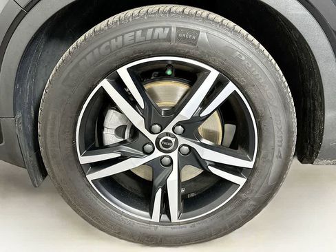 Used 2023 Volvo XC40 B5 Plus image 8