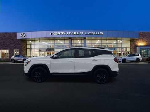 Used 2023 GMC Terrain SLE w/ Driver Convenience Package image 2