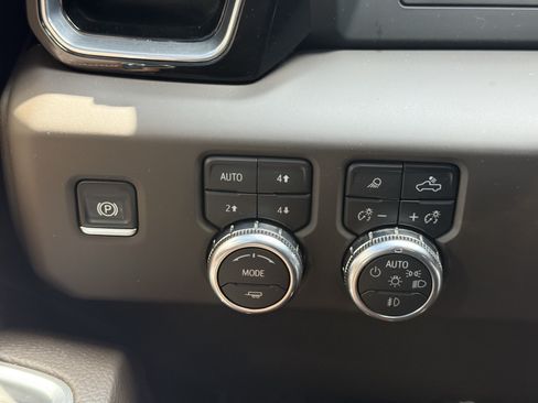 Used 2025 GMC Sierra 3500 Denali AWD/4WD image 26