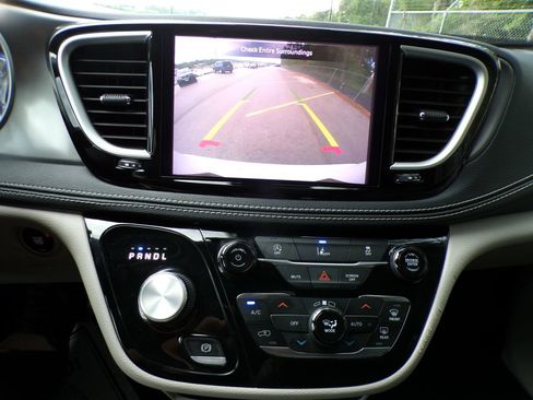 Used 2022 Chrysler Pacifica Touring-L FWD image 24