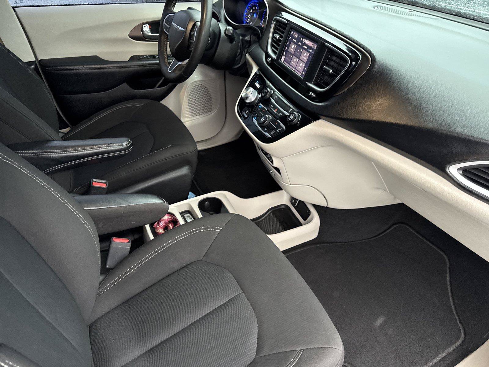 Used 2022 Chrysler Voyager LX FWD image 35