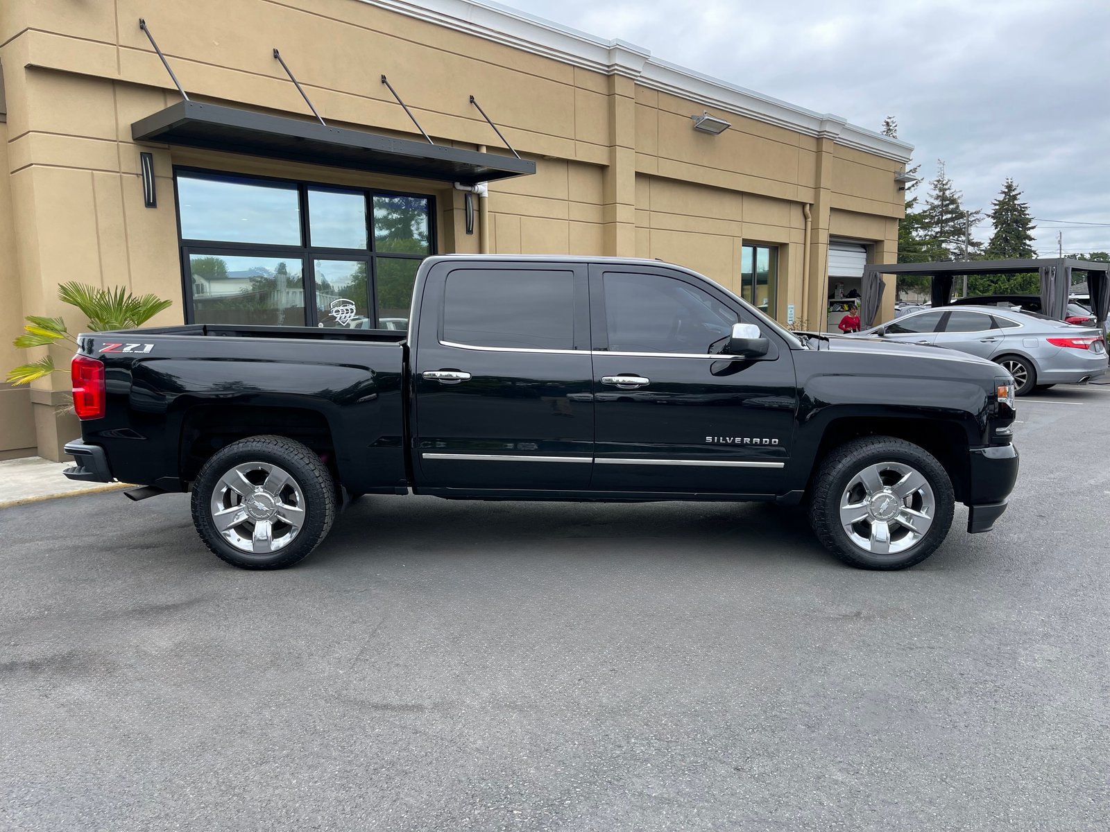 Used 2018 Chevrolet Silverado 1500 LTZ Z71 w/ LTZ Plus Package AWD/4WD image 8