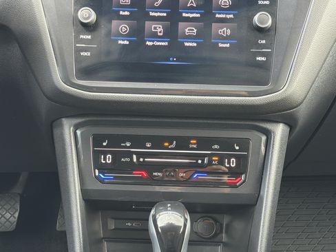 Used 2024 Volkswagen Tiguan SE AWD/4WD image 18