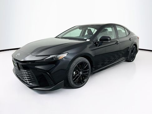 Used 2025 Toyota Camry SE FWD image 3