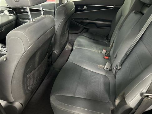 Used 2019 Kia Sorento FWD V6 image 14