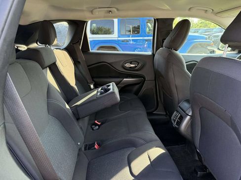 Used 2019 Jeep Cherokee Latitude w/ Popular Appearance Group FWD image 15