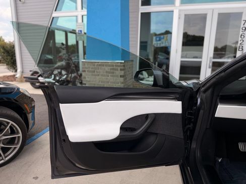 Used 2022 Tesla Model S Plaid AWD/4WD image 18