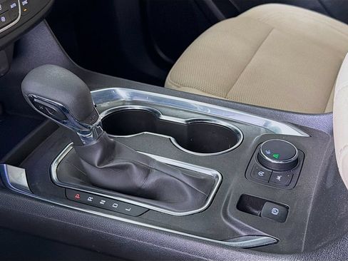 Used 2022 Chevrolet Traverse LS FWD image 21