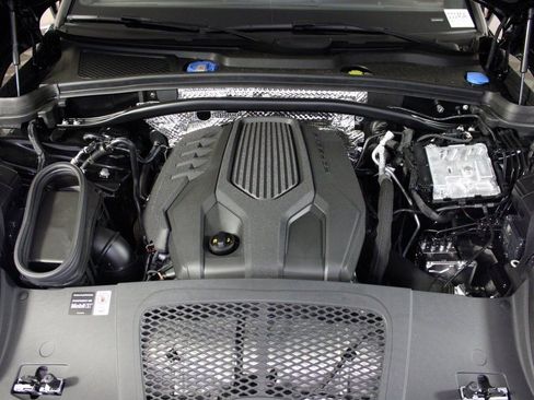 Certified 2025 Porsche Macan AWD/4WD image 39