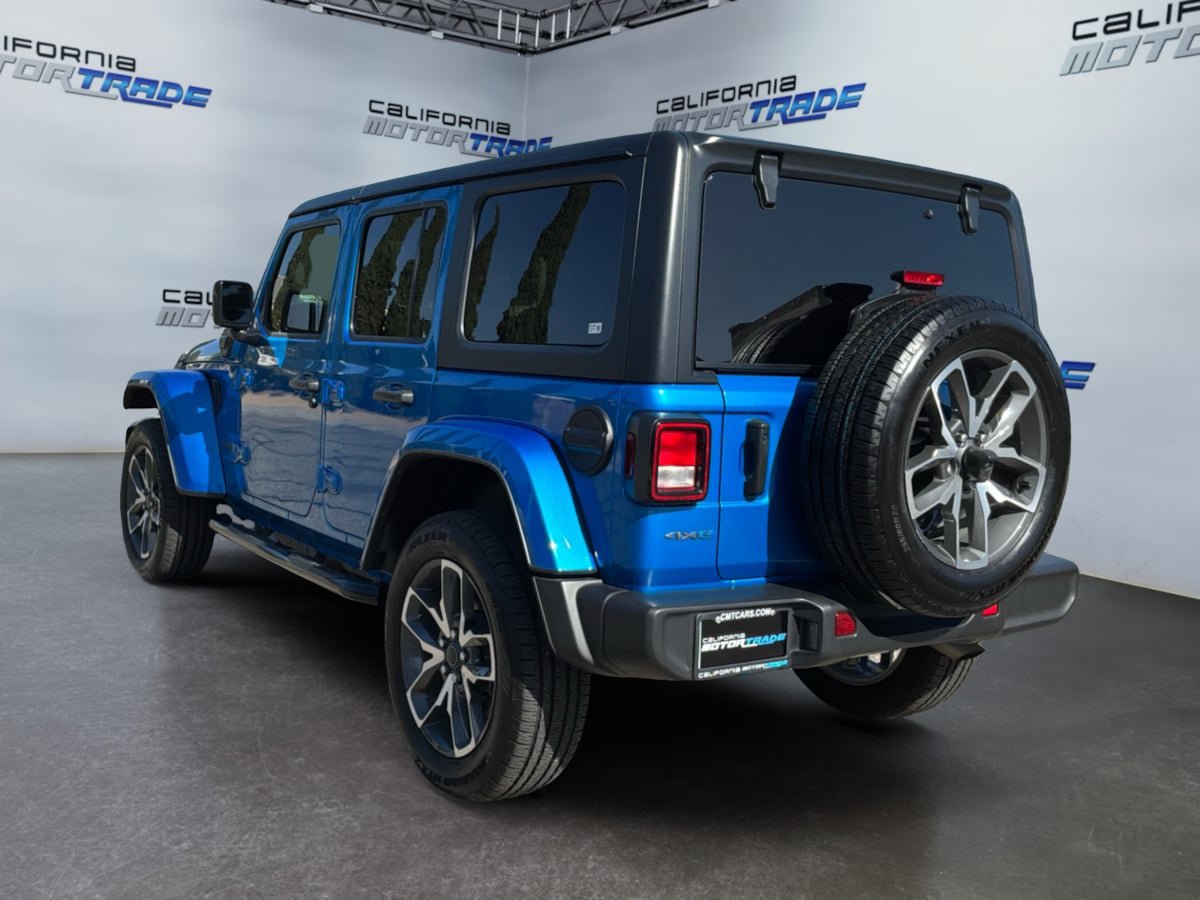 Used 2024 Jeep Wrangler Unlimited w/ Convenience Group AWD/4WD image 7