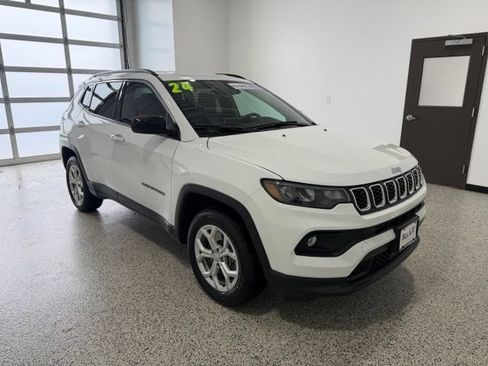 Used 2024 Jeep Compass Latitude w/ Convenience Group AWD/4WD image 2