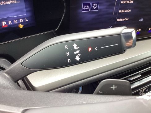 Used 2025 Chevrolet Traverse LT FWD image 27