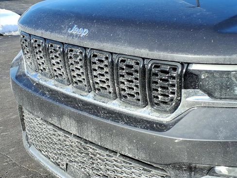 Used 2022 Jeep Grand Cherokee Limited image 33