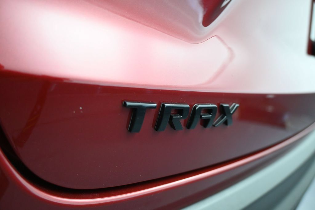 Used 2025 Chevrolet Trax RS w/ Sunroof Package FWD image 33