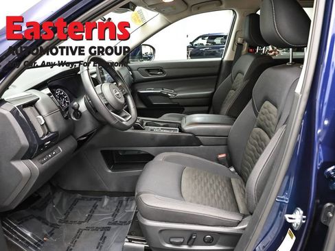 Used 2025 Nissan Pathfinder SV FWD image 14