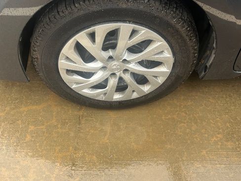 Used 2018 Toyota Corolla LE FWD image 7