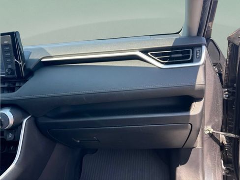 Used 2021 Toyota RAV4 XLE w/ Convenience Package FWD image 29