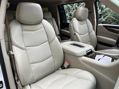 Used 2020 Cadillac Escalade ESV Premium Luxury image 37