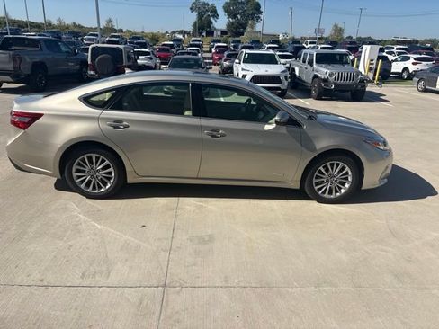 Used 2017 Toyota Avalon Limited w/ All Weather Liner Package FWD image 2