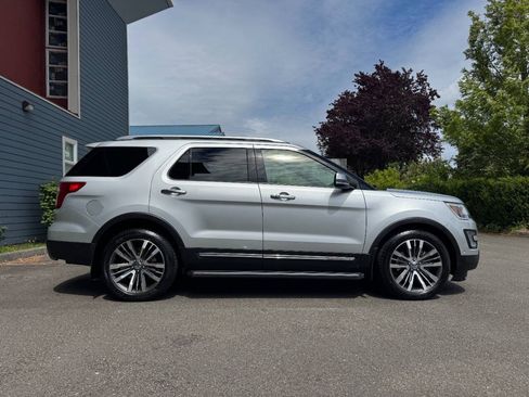 Used 2017 Ford Explorer Platinum AWD/4WD image 2