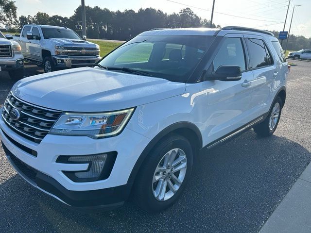 Used 2017 Ford Explorer XLT FWD image 8