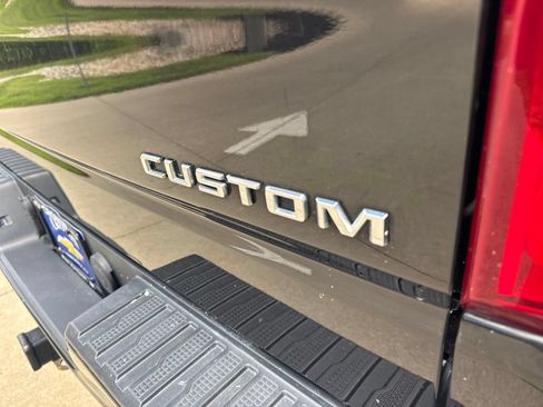 Used 2019 Chevrolet Silverado 1500 Custom w/ Custom Value Package AWD/4WD image 8
