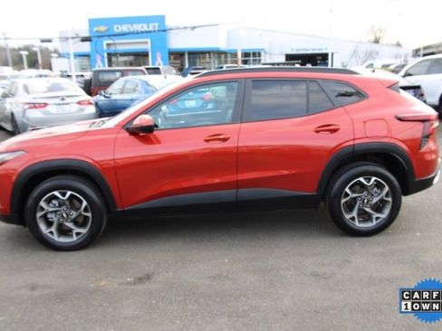 Used 2024 Chevrolet Trax LT w/ LT Convenience Package image 4