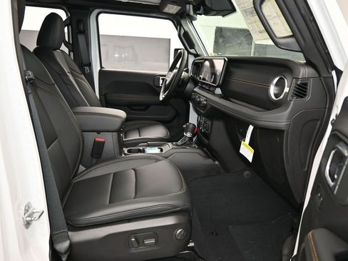 Used 2025 Jeep Wrangler Sahara AWD/4WD image 42