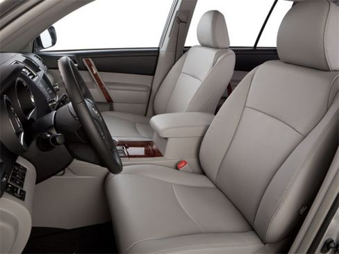 Used 2013 Toyota Highlander FWD w/ Cold Weather Pkg image 8