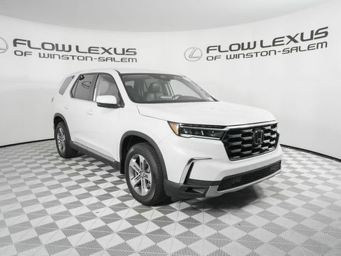 Used 2025 Honda Pilot EX-L image 3