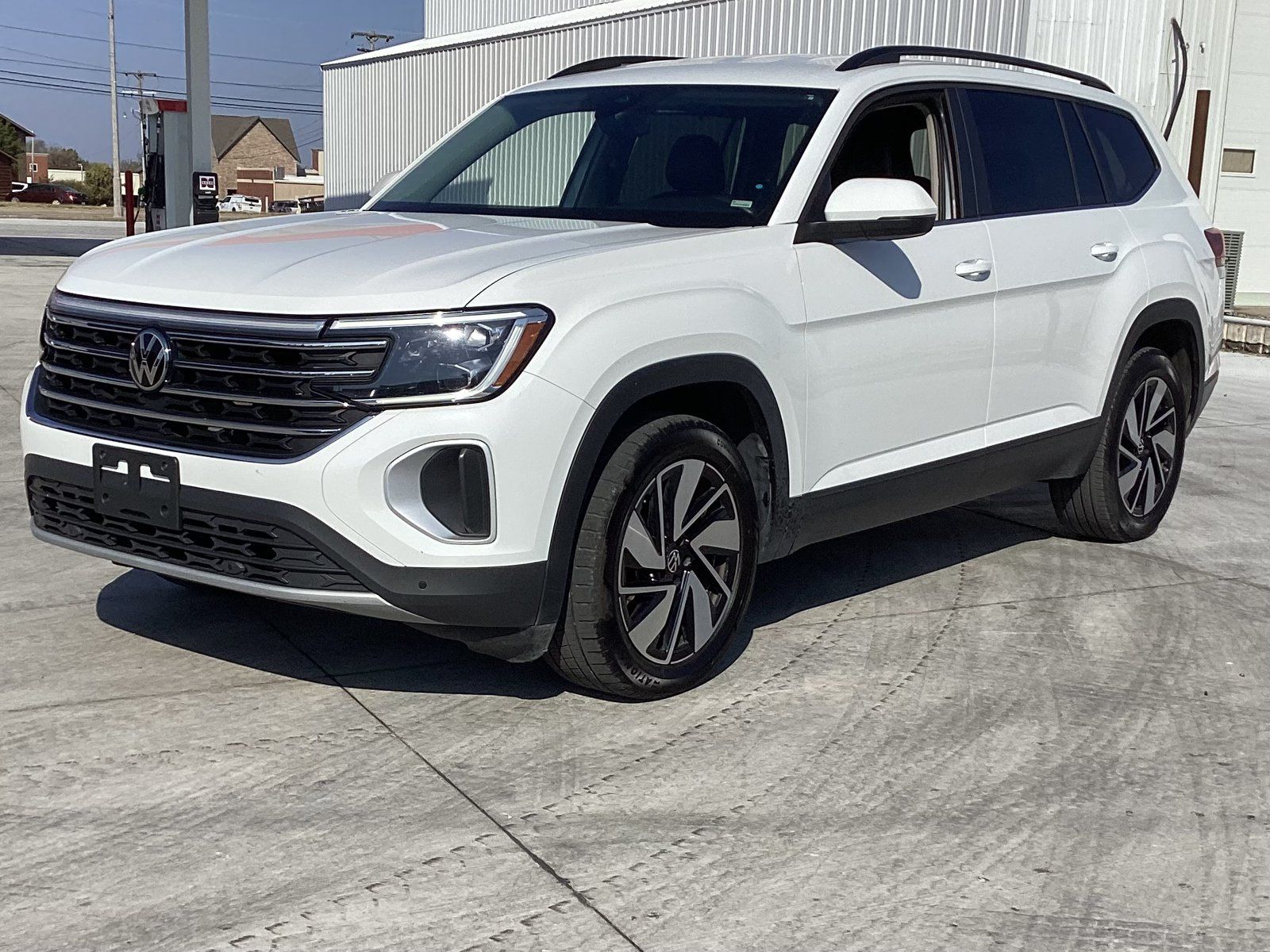Used 2024 Volkswagen Atlas SE AWD/4WD image 1