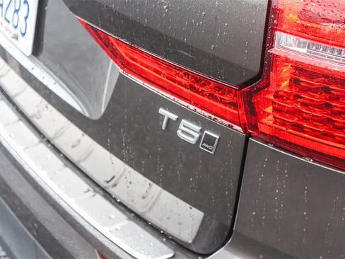 Used 2020 Volvo XC60 T5 Momentum w/ Protection Package Premier image 12